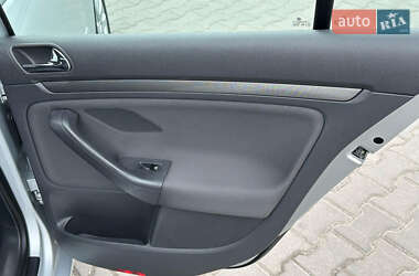 Хэтчбек Volkswagen Golf 2005 в 