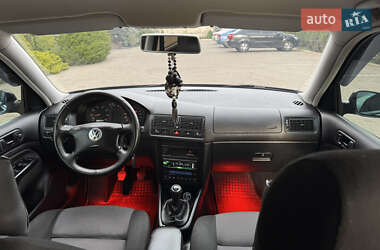 Хэтчбек Volkswagen Golf 2001 в 