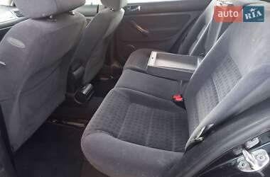 Хетчбек Volkswagen Golf 2001 в 