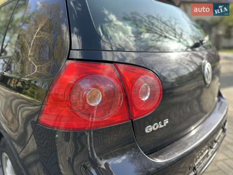 Хэтчбек Volkswagen Golf 2005 в Дрогобыче