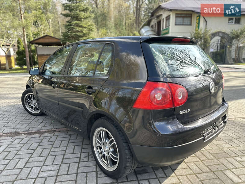 Хэтчбек Volkswagen Golf 2005 в Дрогобыче
