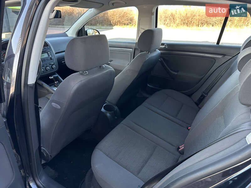 Хэтчбек Volkswagen Golf 2005 в Дрогобыче