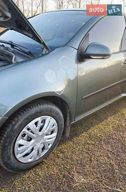 Хэтчбек Volkswagen Golf 2005 в 