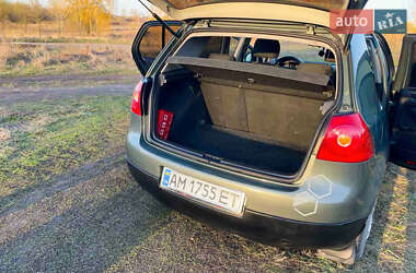 Хэтчбек Volkswagen Golf 2005 в 