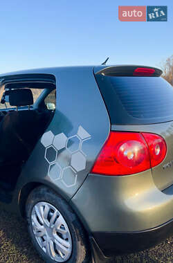 Хэтчбек Volkswagen Golf 2005 в 