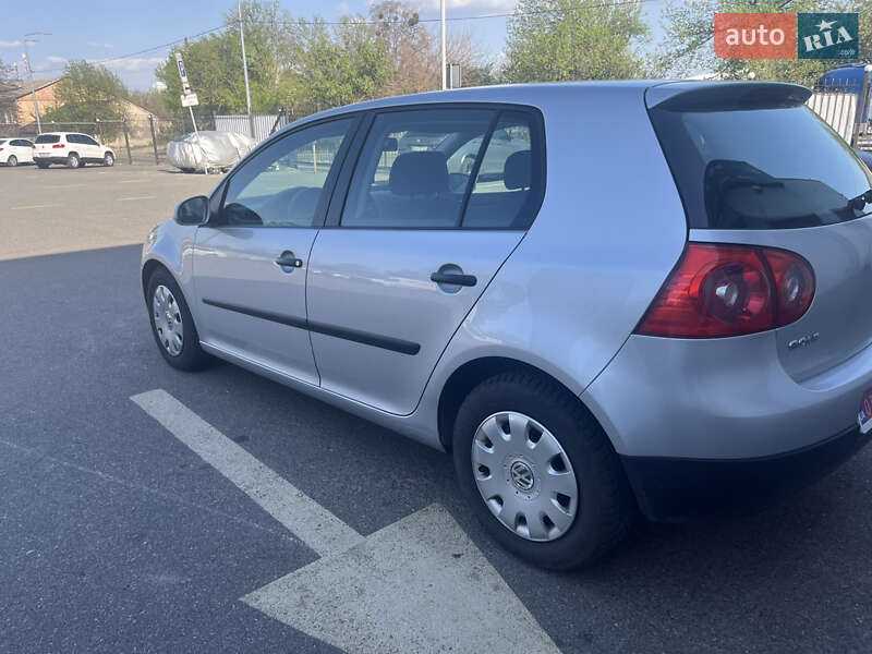Хетчбек Volkswagen Golf 2005 в Києві