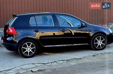 Хэтчбек Volkswagen Golf 2005 в 