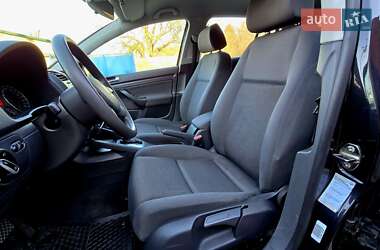 Хэтчбек Volkswagen Golf 2005 в 