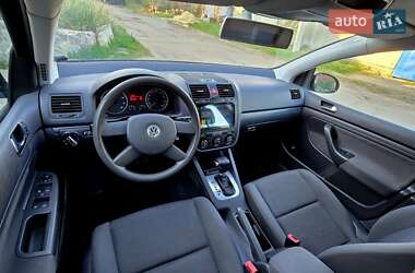 Хэтчбек Volkswagen Golf 2005 в 