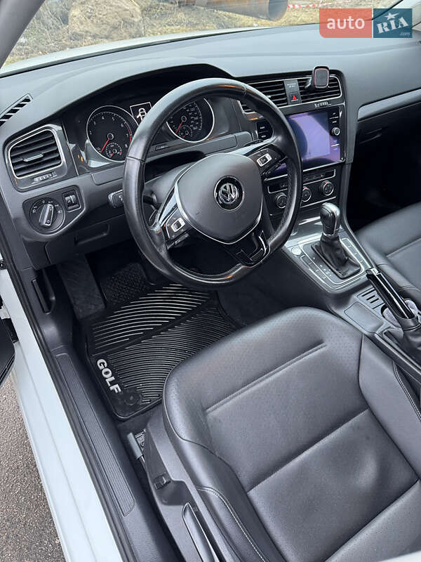 Хэтчбек Volkswagen Golf 2017 в Вышгороде