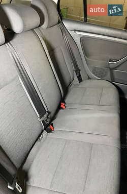 Хэтчбек Volkswagen Golf 2004 в 