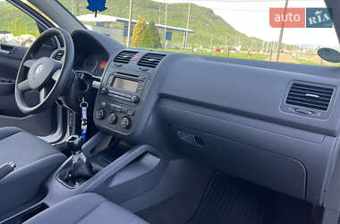 Хетчбек Volkswagen Golf 2004 в 
