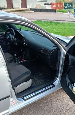 Хэтчбек Volkswagen Golf 2001 в 
