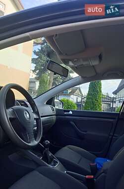 Хэтчбек Volkswagen Golf 2005 в 