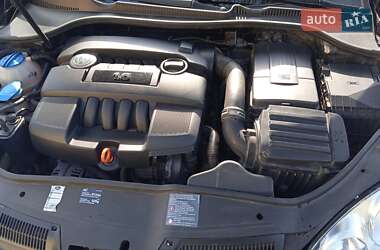 Хэтчбек Volkswagen Golf 2005 в 