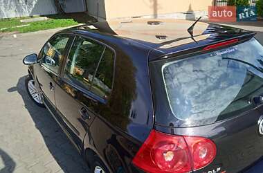 Хэтчбек Volkswagen Golf 2005 в 