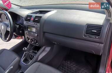 Хэтчбек Volkswagen Golf 2005 в 