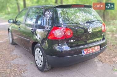 Хэтчбек Volkswagen Golf 2005 в 
