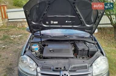 Хетчбек Volkswagen Golf 2005 в 