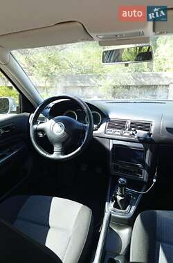 Хэтчбек Volkswagen Golf 2003 в 