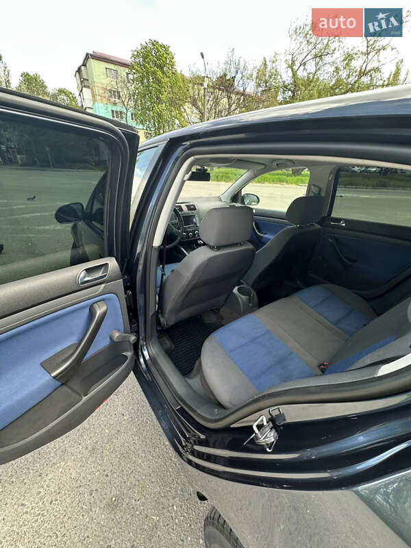 Хетчбек Volkswagen Golf 2006 в Запоріжжі