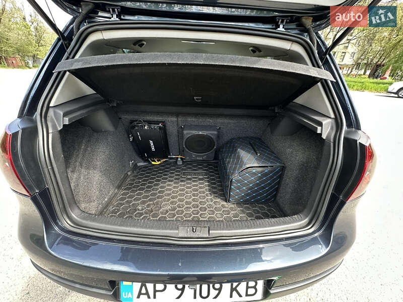 Хетчбек Volkswagen Golf 2006 в Запоріжжі