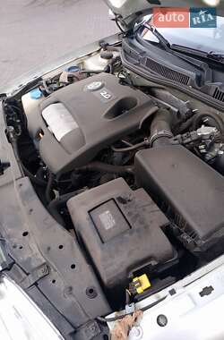 Хетчбек Volkswagen Golf 2003 в 