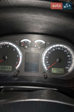 Хетчбек Volkswagen Golf 2003 в 