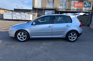 Хэтчбек Volkswagen Golf 2005 в 