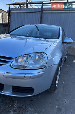 Хэтчбек Volkswagen Golf 2005 в 