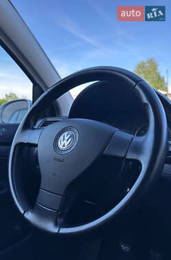 Хэтчбек Volkswagen Golf 2005 в 