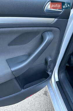 Хэтчбек Volkswagen Golf 2005 в 