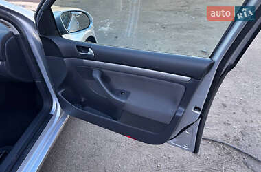 Хэтчбек Volkswagen Golf 2005 в 
