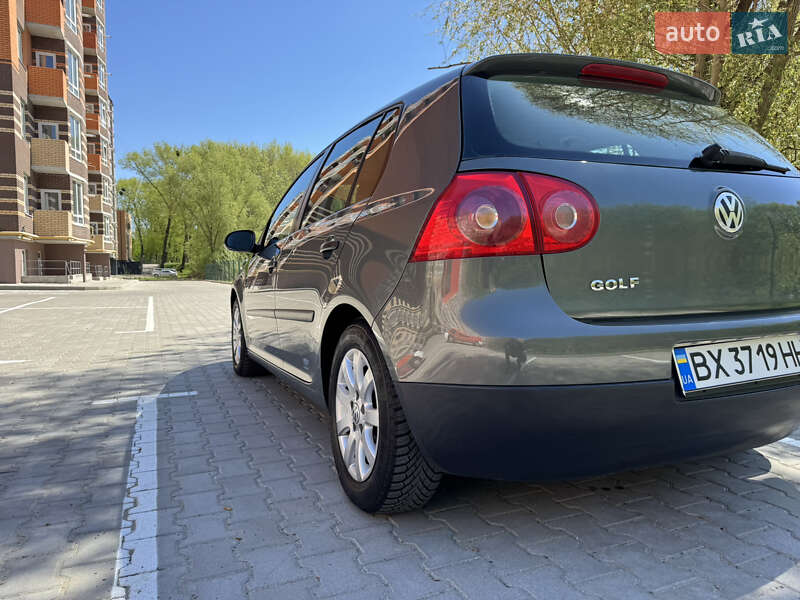 Хетчбек Volkswagen Golf 2004 в Хмельницькому