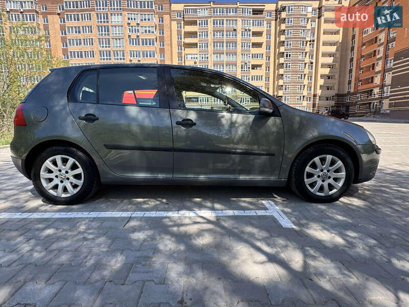 Хетчбек Volkswagen Golf 2004 в Хмельницькому