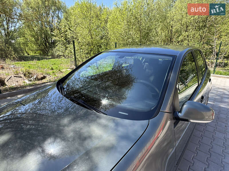 Хетчбек Volkswagen Golf 2004 в Хмельницькому