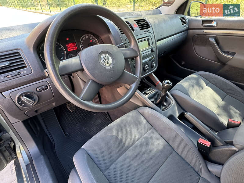 Хетчбек Volkswagen Golf 2004 в Хмельницькому