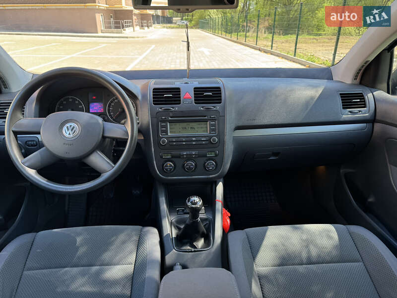 Хетчбек Volkswagen Golf 2004 в Хмельницькому