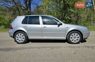Хэтчбек Volkswagen Golf 2001 в 
