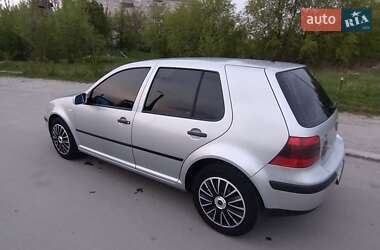 Хэтчбек Volkswagen Golf 2000 в 
