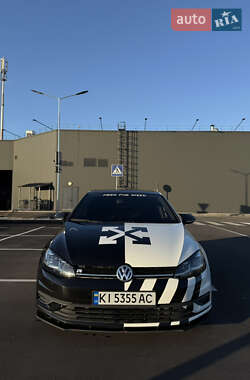 Хетчбек Volkswagen Golf 2017 в 