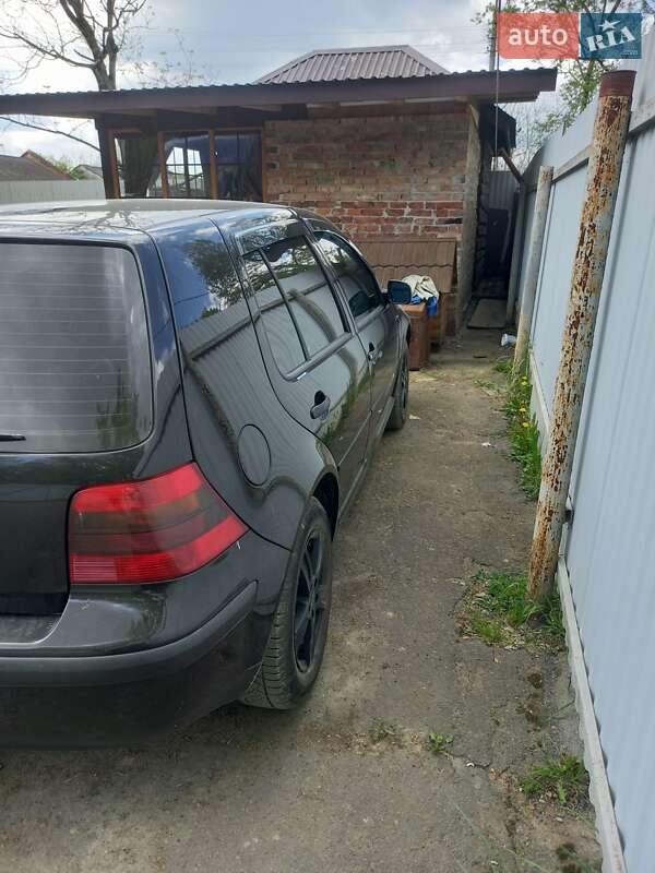 Хетчбек Volkswagen Golf 2001 в 