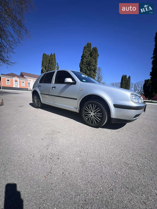 Хэтчбек Volkswagen Golf 2002 в Хмельнике