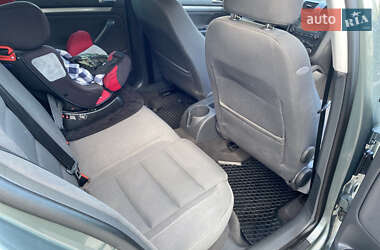 Хэтчбек Volkswagen Golf 2004 в 