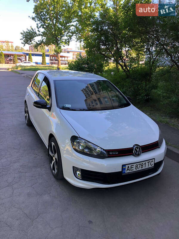 Хетчбек Volkswagen Golf 2011 в 