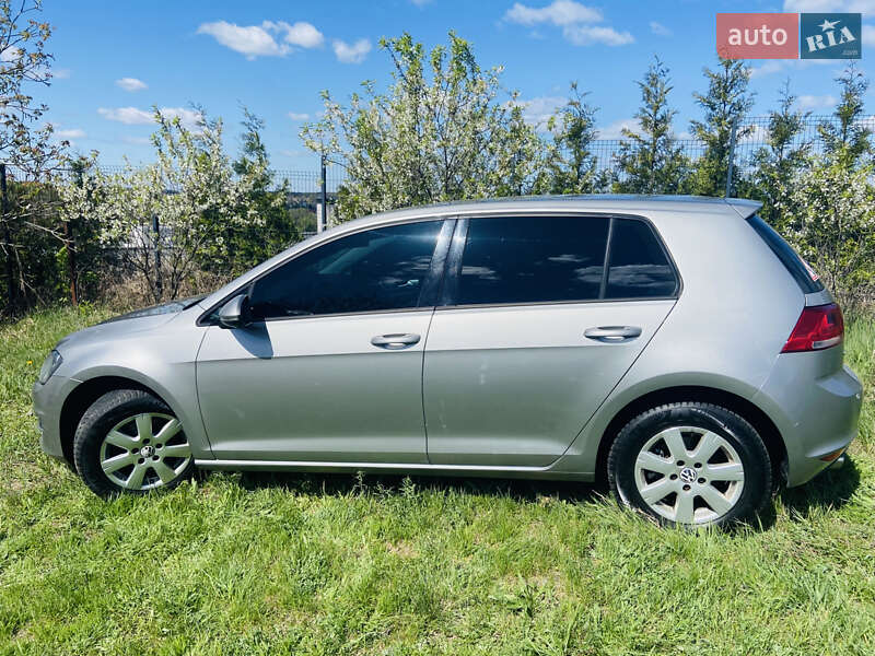 Хэтчбек Volkswagen Golf 2015 в Киеве