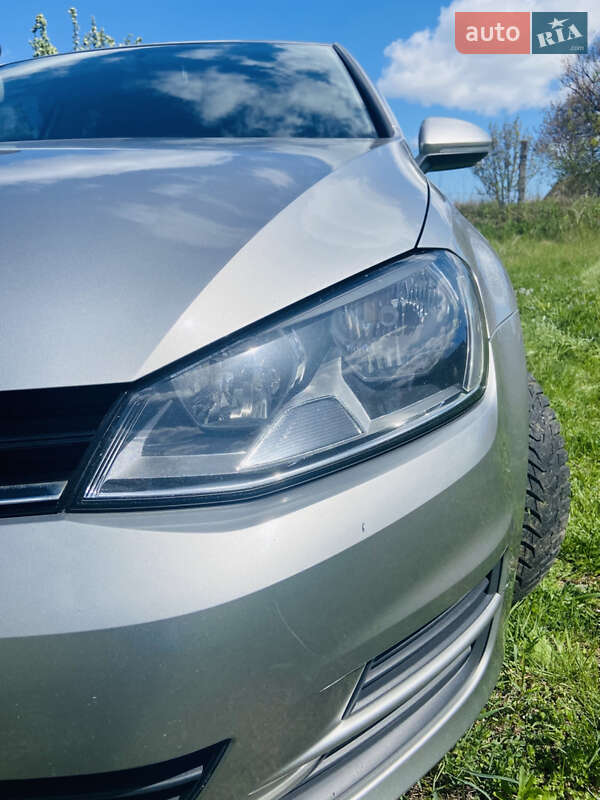 Хэтчбек Volkswagen Golf 2015 в Киеве