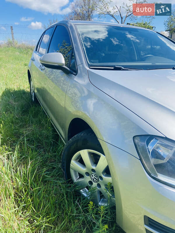 Хэтчбек Volkswagen Golf 2015 в Киеве