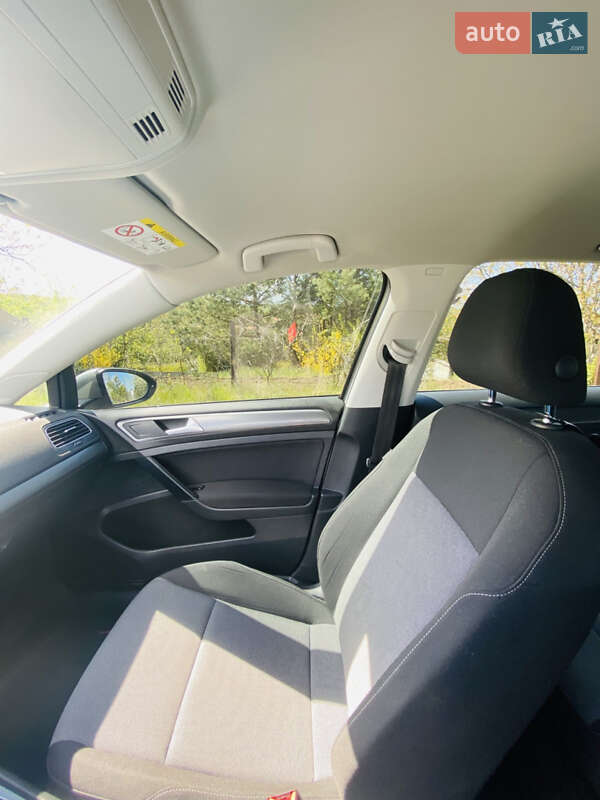Хэтчбек Volkswagen Golf 2015 в Киеве