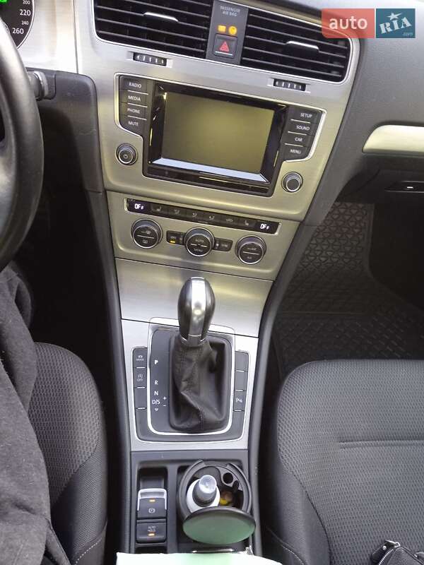 Хэтчбек Volkswagen Golf 2015 в Дубровице